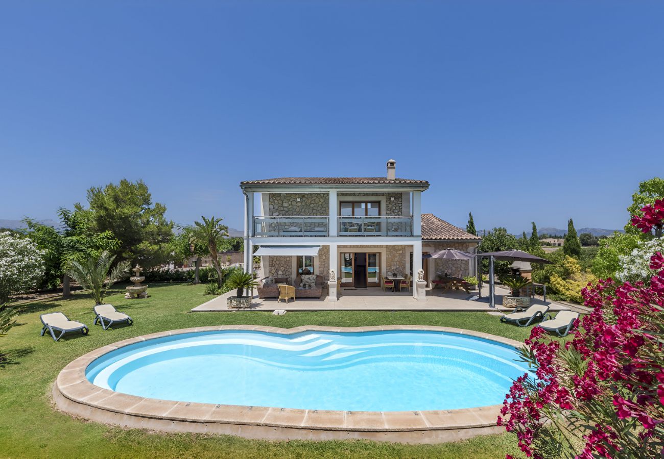 Villa mit großem Schwimmbad, schönem und privatem Garten